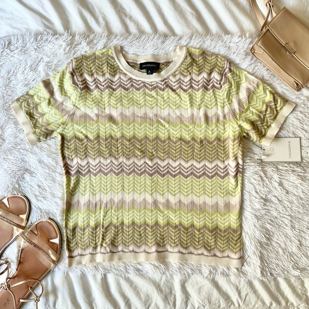 NWT-Women's Short Sleeve Chevron Top Size Med- Green and Beige